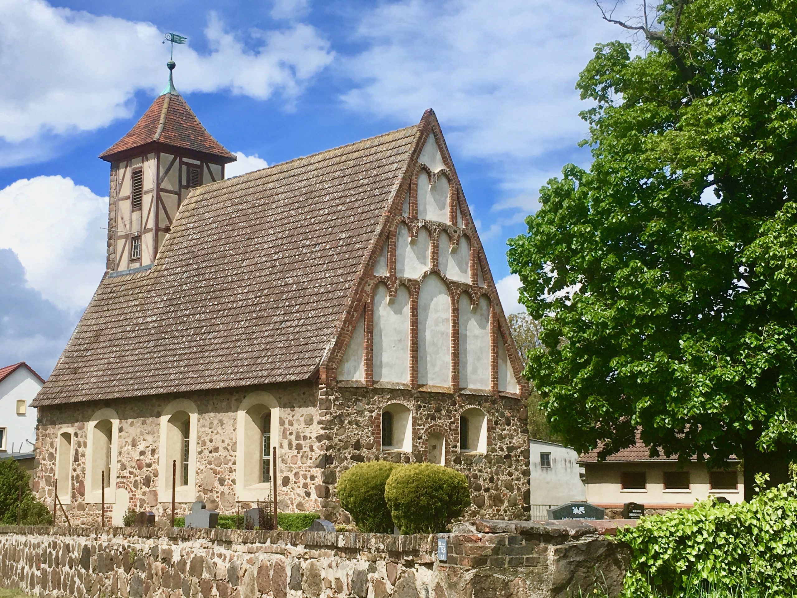 Die Dorfkirche von Kuhlowitz (TeltowFläming) ist gut behütet