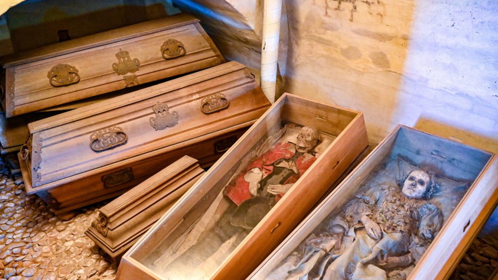 Durchsichtige Sargdeckel in der Gruft Die elf Mumien von Illmersdorf