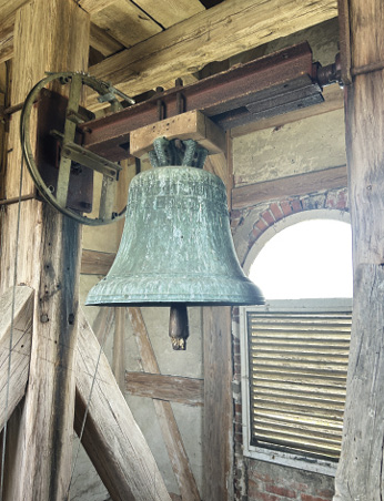 Historische Glocke von 1563 im Glockenturm von Groß Haßlow