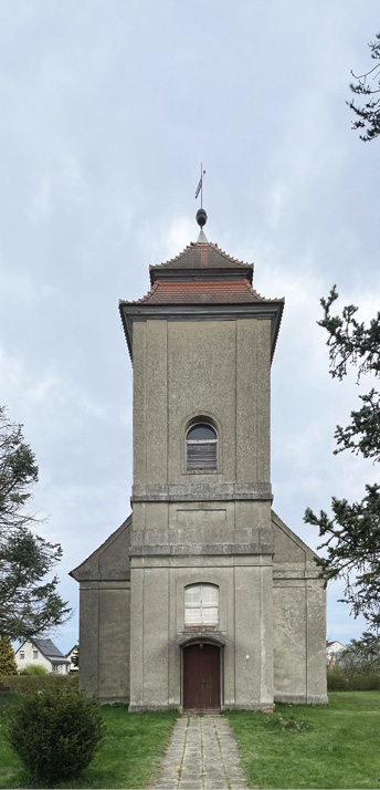 Turm und Eingang der Dorfkirche Groß Haßlow