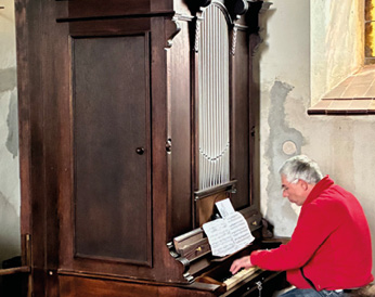 Martin Schulze spielt die restaurierte Sauer-Orgel in Hermersdorf