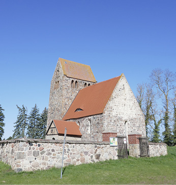 Feldsteinkirche Zernikow bei Prenzlau mit rotem Ziegeldach