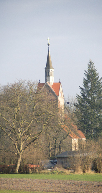 Dorfkirche Lunow zwischen Bäumen