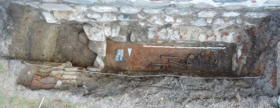 Freigelegte Gruft an der Dorfkirche Schönfließ