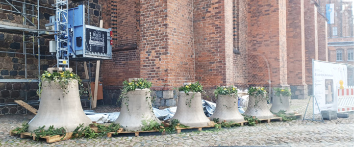 Sechs neue Bronzeglocken vor der Stadtkirche Perleberg
