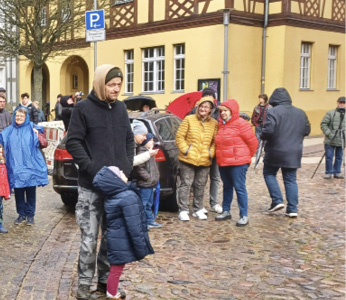 Kinder verfolgen die Einhebung der Glocken in Perleberg