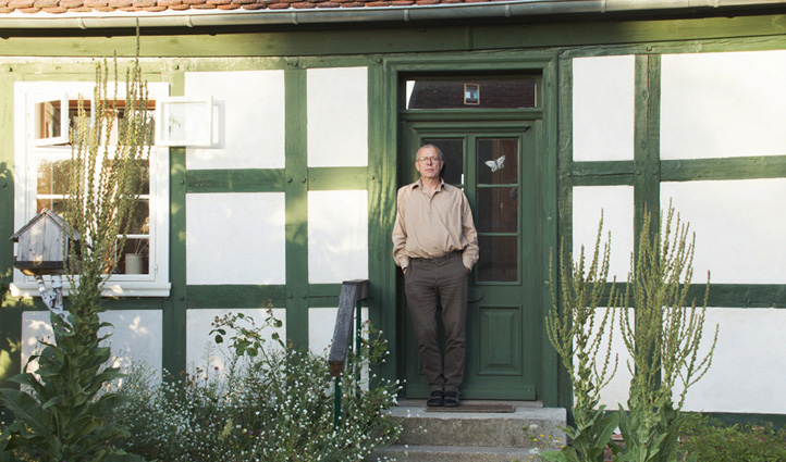 Thomas Berg vor seinem Haus in Lunow