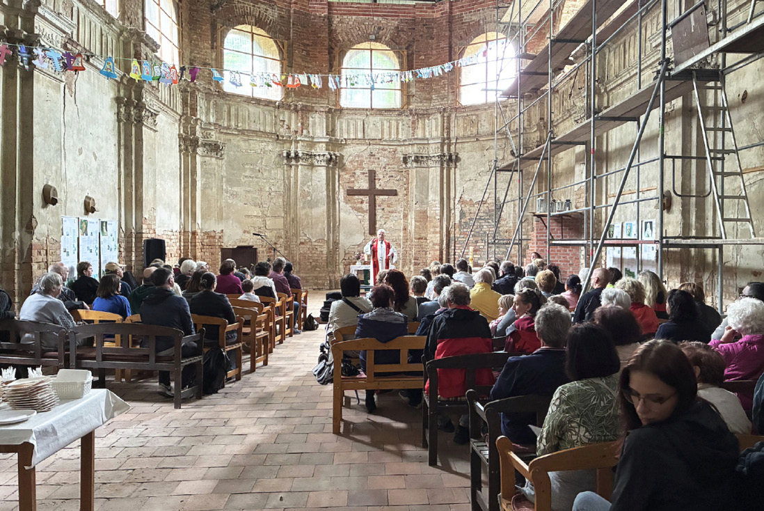 Gottesdienst in der Kirchenruine Hohenjesar beim Kirchturmfest am 13. Juni 2026
